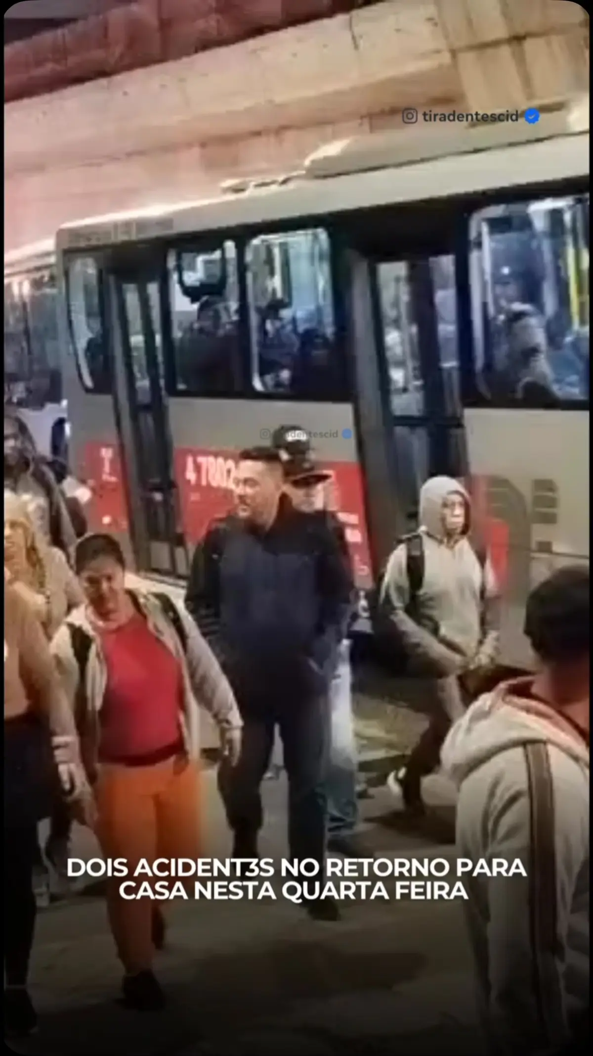 Dois acidentes em trecho de 100 metros na Av Ragueb Choffi sentido Cidade Tiradentes