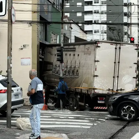 E nessa madrugada teve um acidente na esquina da Serra de Botucatu x Apucarana entre um caminhão e um carro