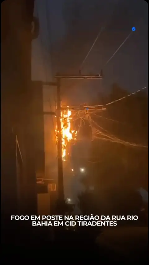 Fogo no poste na Rua Rio Bahia