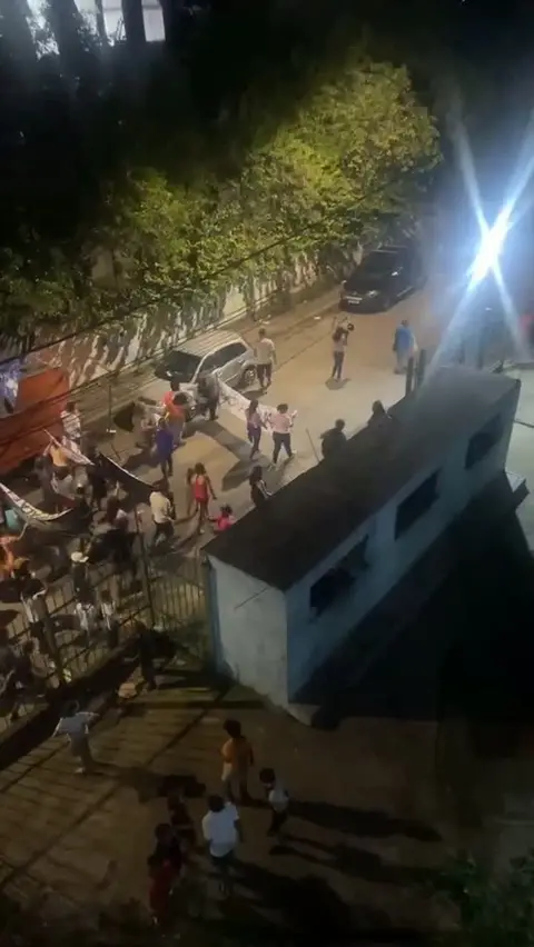 Moradores da Comunidade Kampala, na Penha, realizaram uma manifestação na noite desta segunda-feira em…