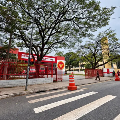 Os detalhes do Corpo de Bombeiros aqui na Rua Apucarana